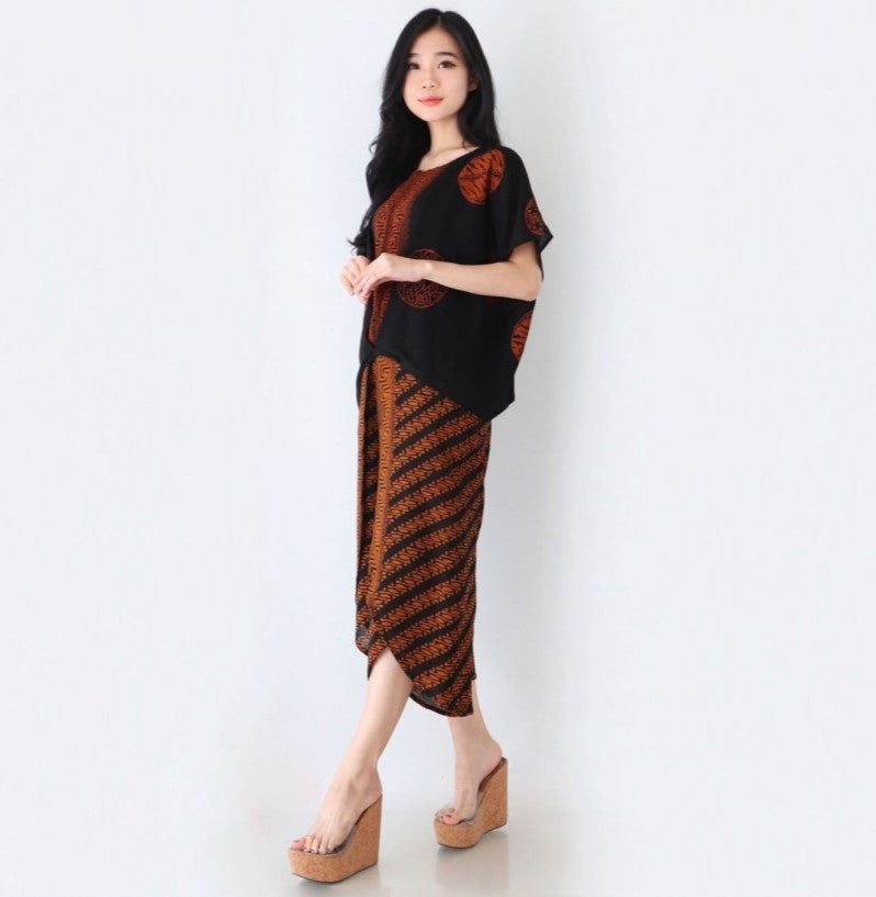 Cubit Blouse & 7/8 Sogan Coklat Batik Trousers
