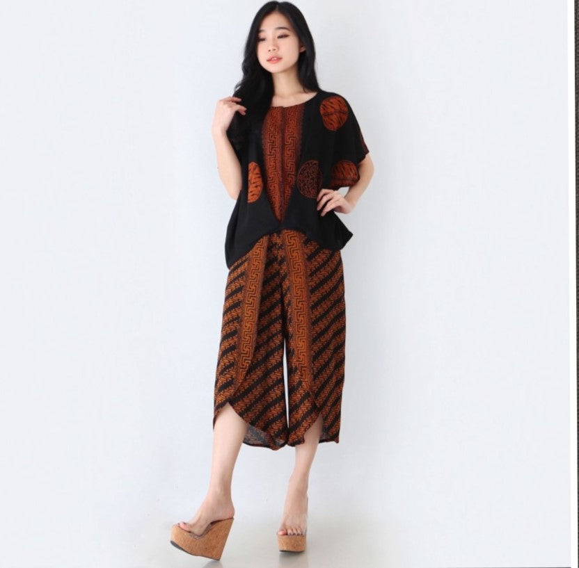 Traditional Elegance: Cubit Blouse with Sogan Coklat 7/8 Trousers\